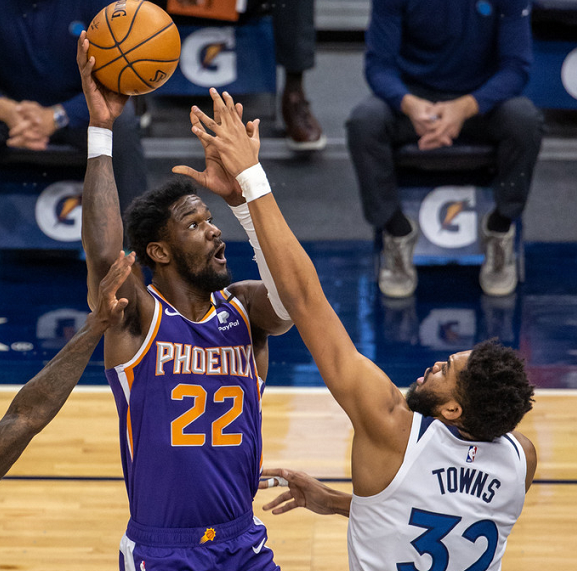  爱德华兹47分创生涯得分新高  